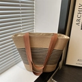 Minimalistische Stroh-Tote-Bag mit schwarzen Streifen und braunen Henkeln für den Strand - Schwarz