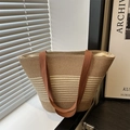 Gestreifte Stroh-Tragetasche mit braunen Webgurten in minimalistischem Innendesign - Khaki