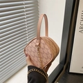 Borsa a mano vintage rosa con tracolla a catena dorata e stampa monogramma elegante - Rosa
