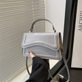 Borsa a tracolla grigio chiaro minimalista con elegante motivo a onde e dettagli oro - Grigio