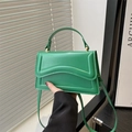 Borsa a mano verde in pelle sintetica con motivo a onde in rilievo e hardware dorato - Verde