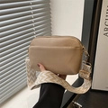 Sac bandoulière beige en similicuir avec large bandoulière tissée noire et blanche - Kaki