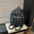 Mini-Rucksack für Damen in Schwarz mit Bärenmuster und Steppdesign auf Büchern - Schwarz