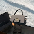 Sac bandoulière style français en tissu noir et gris avec logo M doré chic - Noir
