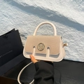 Sac à main bandoulière beige et doré chic avec logo M en métal et bandoulière - Blanc Cassé