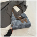Dettaglio borsa tote in denim con patch W in pelle, borchie e mini portamonete coordinato - Blu