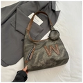 Dettaglio borsa hobo con toppa W marrone, rivetti in metallo e mini portamonete rotondo - Nero
