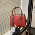 Bolso bandolera en contraste rojo y marrón con asas superiores y letras de moda - Rojo