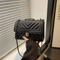 Sac bandoulière carré en cuir noir avec matelassage en V et bandoulière chaîne dorée - Noir