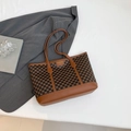 Borsa tote vintage marrone con motivo monogramma, manici in pelle e design retrò - Marrone