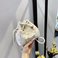 Secchiello intrecciato con ricami floreali e chiusura a coulisse con nappe - Bianco