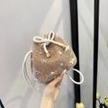 Borsa a secchiello intrecciata marrone chiaro con ricamo floreale e tracolla in cotone - Marrone
