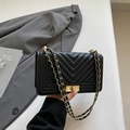 Bolso bandolera negro acolchado en V con cadena dorada y cierre de metal - Negro