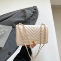 Bolso bandolera chic color crema con acolchado chevron y cadena dorada - Blanco