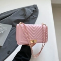 Bolso bandolera cuadrado rosa con costuras en V y cadena metálica dorada - Rosa