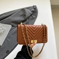 Bolso bandolera marrón acolchado con diseño de chevrón y cadena dorada de mujer - Marrón