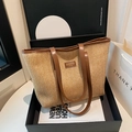 Große Strohtasche in Naturfarbe mit braunen Ledergriffen für den Sommerurlaub - Braun