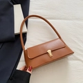 Chique bruine leren okseltas voor dames met elegante gouden metalen gespsluiting - Bruin