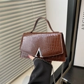 Bolso de mano marrón con relieve de cocodrilo, hebilla en V plateada y correa de cadena - Marrón