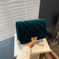 Bolso bandolera de terciopelo verde oscuro con acolchado en V y cadena dorada lujosa - Verde