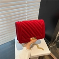 Bolso cuadrado pequeño de terciopelo rojo con cadena dorada y textura acolchada - Rojo