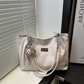 Grand sac cabas blanc crème avec bandoulière en chaîne et cuir et breloque peluche - Sans Pendentif / Blanc