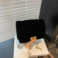 Bolso bandolera clásico de terciopelo negro con diseño acolchado y cadena dorada - Negro