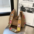 Braune Häkeltasche mit bunten Blumen auf dem Schultergurt im Vintage-Handarbeitsstil - Khaki