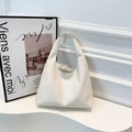 Weiße geflochtene Hobo-Tasche aus Leder mit minimalistischem Design auf Podest - Weiß