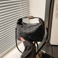 Borsa a mano da donna nera con trama a serpente, finiture dorate e tracolla lunga - Nero