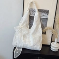 Borsa tote in pizzo bianco con motivi floreali e fiocco in un ambiente minimalista - Senza Ciondolo / Bianco Sporco