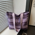 Borsa tote a quadri viola con cerniere decorative in corda e tracolla in tinta coordinata - Viola