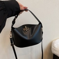 Elegante schwarze Beuteltasche mit Goldverschluss und verstellbarem Gurt aus Mattleder - Schwarz
