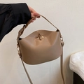 Schicke khakifarbene Eimertasche aus Kunstleder mit goldenem Drehverschluss und Riemen - Khaki