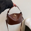 Dunkelbraune matte Lederbeuteltasche mit goldenen Beschlägen und praktischem Tragegriff - Braun