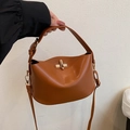 Minimalistische Beuteltasche in Karamellbraun mit Goldschnalle und glatter PU-Textur - Braun