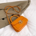 Bolso bandolera de cuero naranja elegante con hebilla dorada y asa de mano superior - Naranja