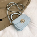 Bolso bandolera chic de cuero azul claro con cierre de metal dorado y correa - Azul