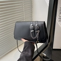 Schicke schwarze Umhängetasche aus Lederimitat mit Gürtelschnallen und Metallkette - Schwarz
