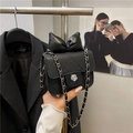 Mini sac matelassé noir avec nœud surdimensionné et fermoir camélia argenté - Noir