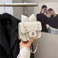 Mini sac matelassé blanc avec nœud chic et fermoir floral métallique élégant et tendance - Blanc