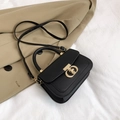 Sac à main élégant en cuir noir mat avec boucle dorée et bandoulière réglable - Noir