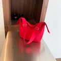 Minimalistische rote große Halbmond-Umhängetasche mit silbernen Metallschnallen - Rot