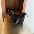 Minimalistische schwarze Hobo-Tasche aus Nylon mit verstellbarer silberner Schnalle - Schwarz