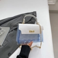 Sac à main bleu transparent avec rabat motif crocodile blanc et bandoulière chaîne - Blanc