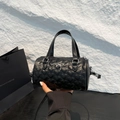 Schwarze gesteppte Herz-Mini-Boston-Tasche mit silbernem Schleifenanhänger und Doppelgriff - Schwarz