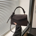 Retro koffiebruine vierkante handtas met geometrische textuur en goudkleurige accenten - Bruin