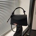 Retro zwarte crossbodytas van reliëfleer met geknoopte handgreep en gouden hardware - Zwart