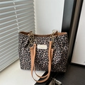 Borsa tote con stampa leopardata, manici in pelle marrone e catena dorata elegante - Leopardo Caffè