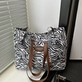 Grande borsa tote zebrata con manici in pelle marrone e dettaglio catena d'argento - Zebra Print